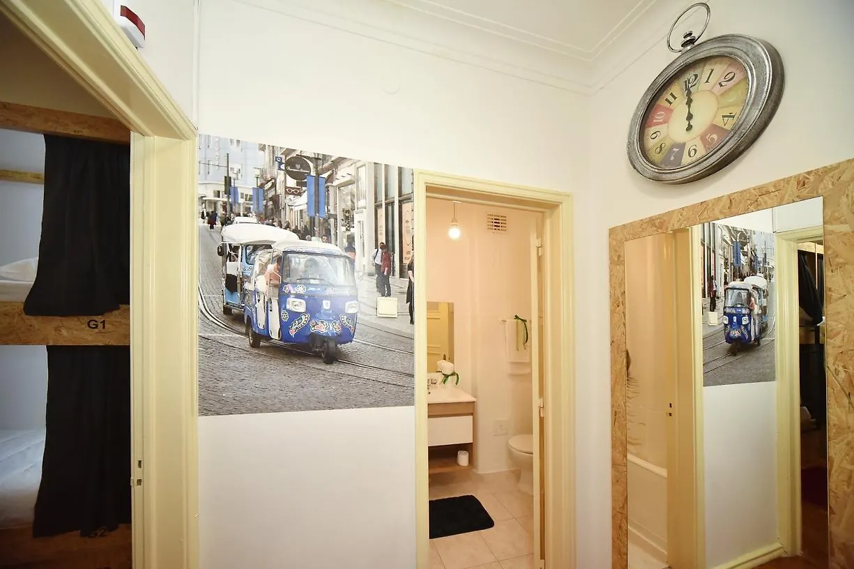 Tuk Tuk Hostel Lisbon 0*,  Portugal